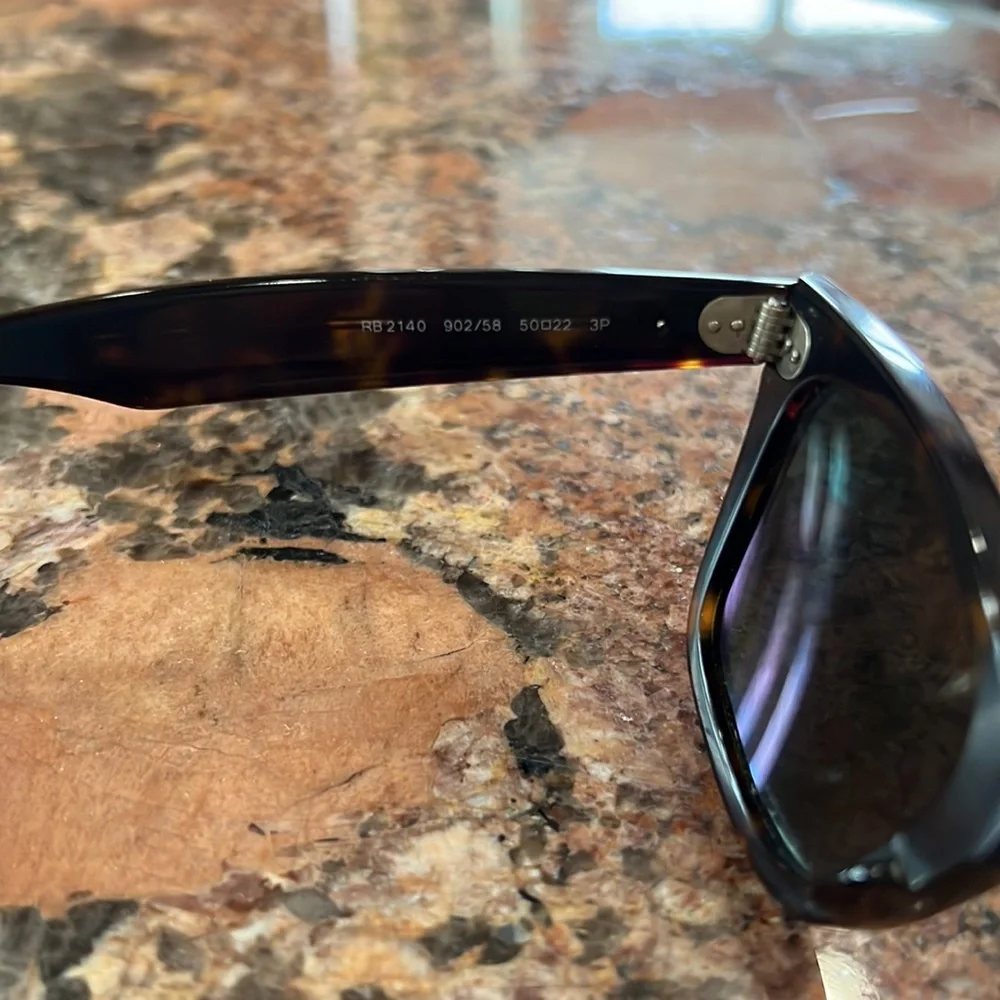 Women’s Wayfarer Ray Ban Polarized Sunglasses - Picture 3 of 9